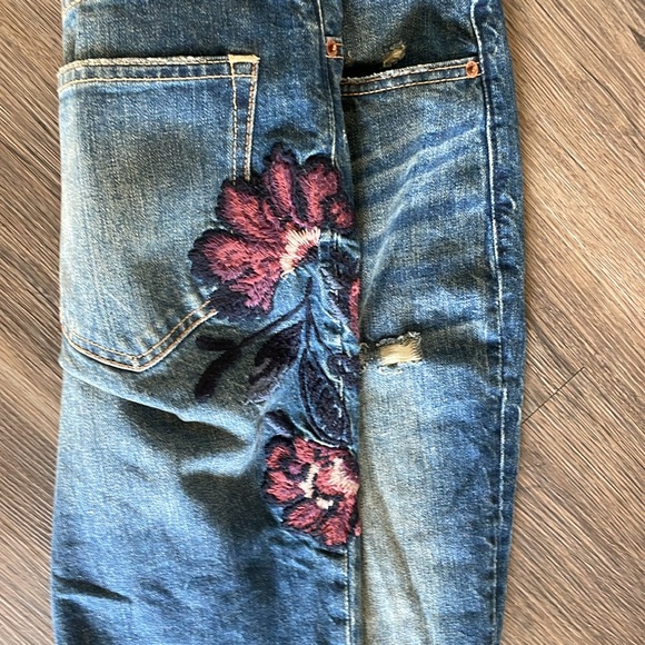 Embroidered High Waisted Crop Jeans - Relaxed Fit - Picture 3 of 3